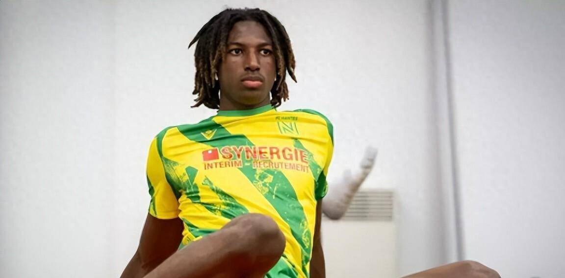 17岁法甲天才中卫横空出世!巴萨钟情他遭围剿,6大豪强展开疯抢 17岁法甲天才中卫横空出世!巴萨钟情他遭围剿,6大豪强展开疯抢